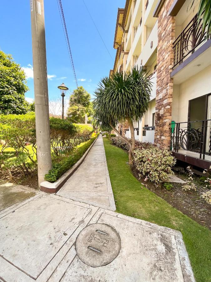 Modern 2Br Condo Near Sm With Free Parking Pool Wifi And Netflix Davao Stadt Exterior foto